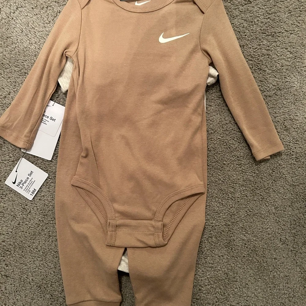 ✅ NWT Nike Baby 3-Piece Bodysuit & Pants Set 18M Hemp Neutral Tan - Picture 6 of 10